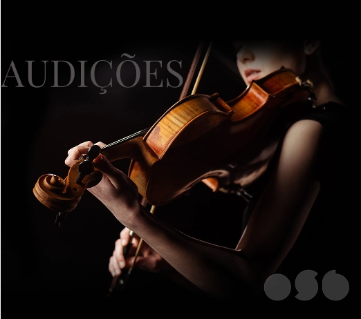 A imagem mostra uma mulher tocando violino. Sub a imagem está escrito "audições". No canto inferior direito há o logo da OSB.