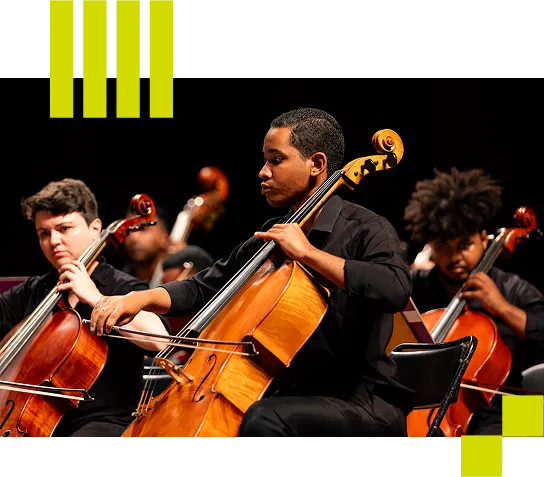 A fotografia enquadra três músicos integrantes da OSB Jovem durante apresentação.